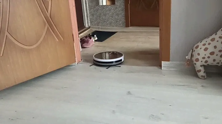 Робот-пылесос Polaris PVCR 0735 IQ Home Aqua преодолевает перепад высоты пола